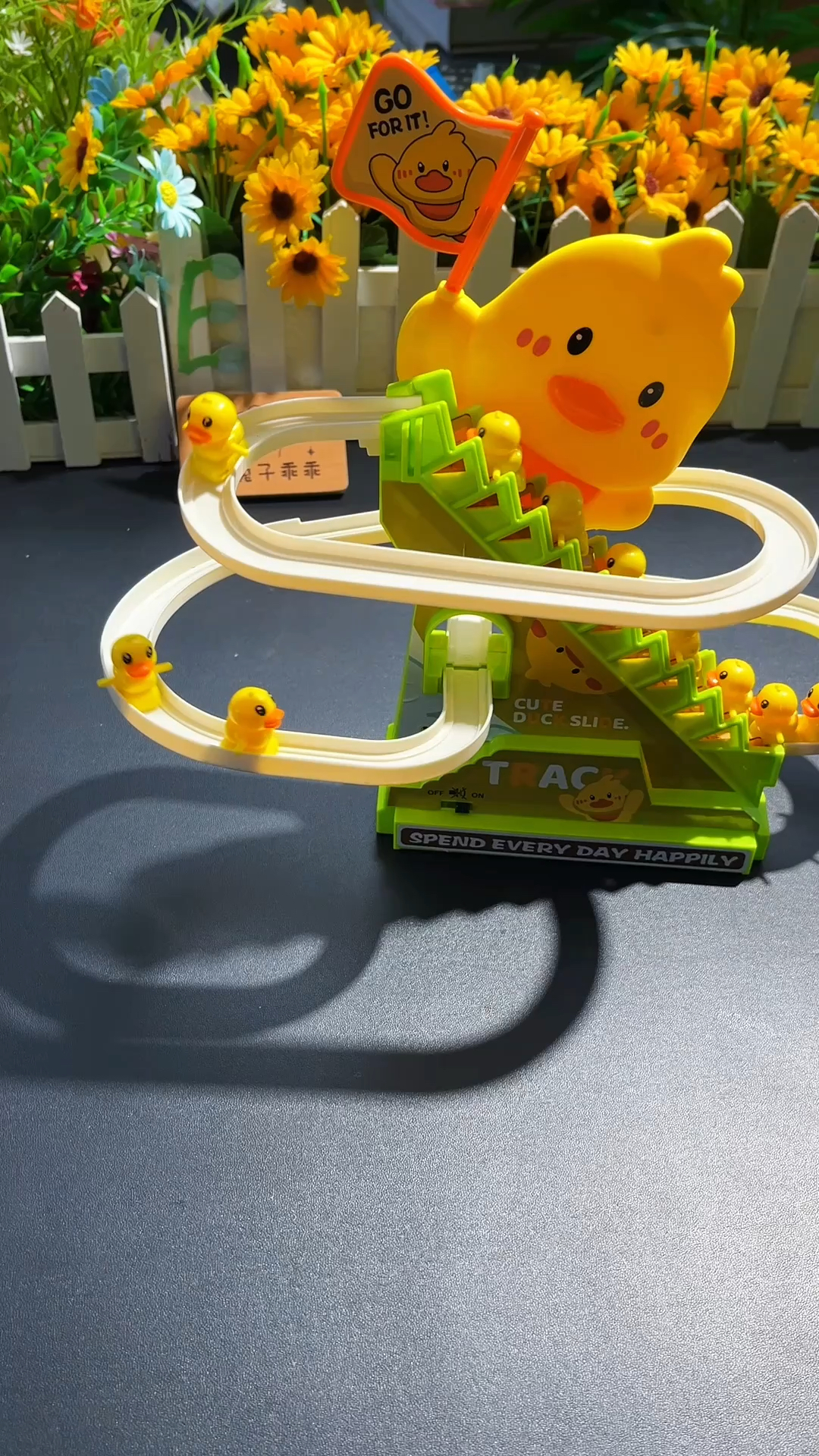 小黄鸭自动爬楼梯电动玩具