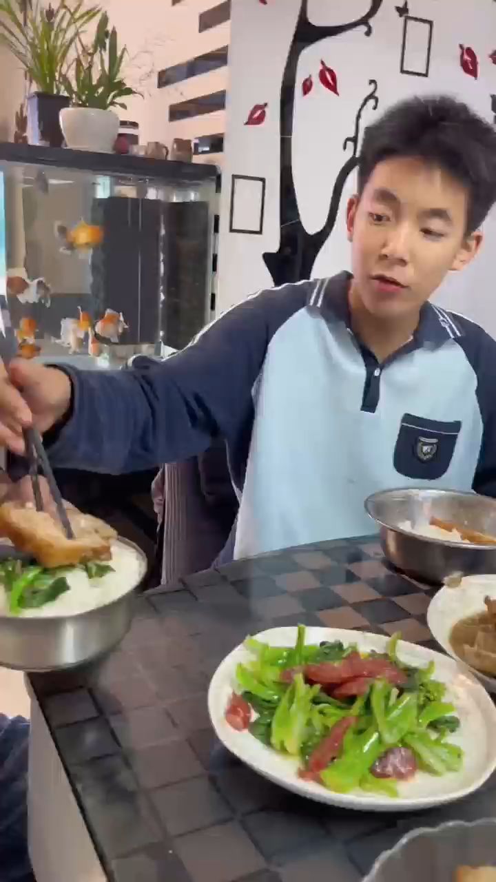 记忆中有那么一碟菜，妈妈一直夹给你吃