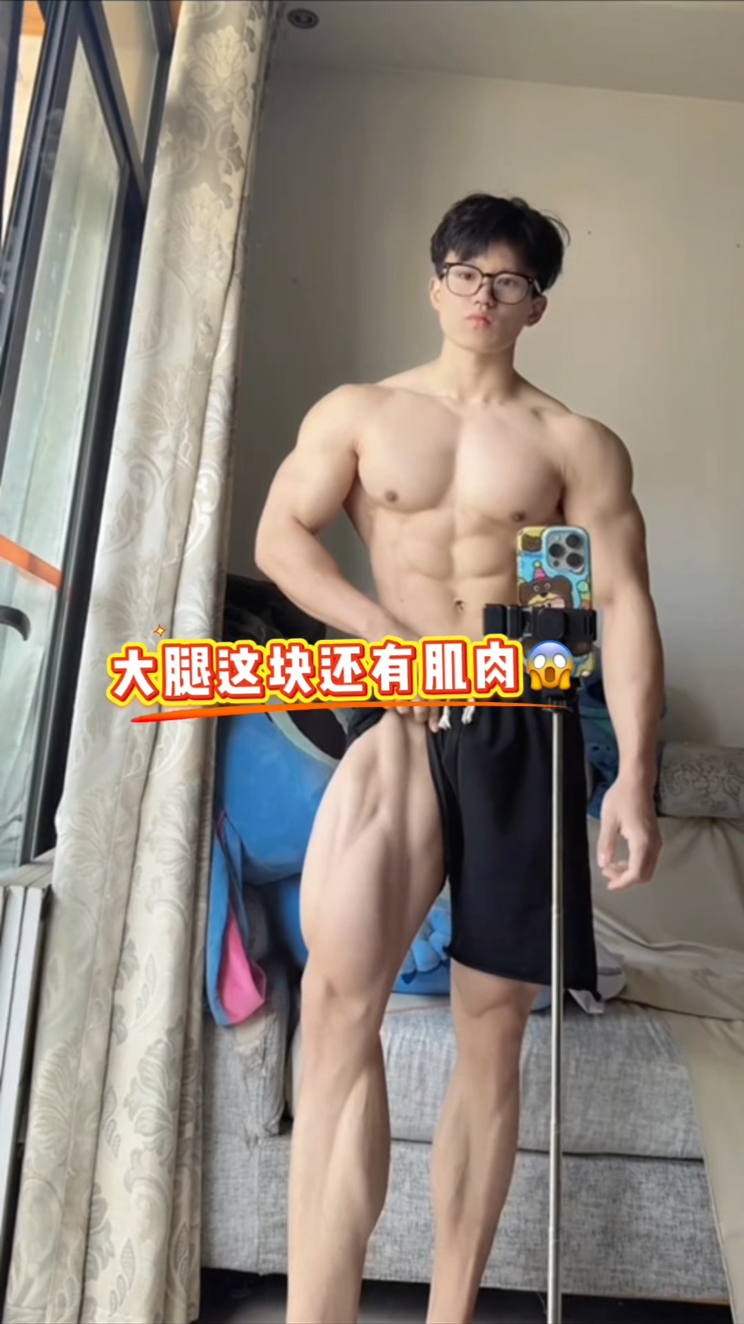 哥们是把腿上的肌肉练到大成了啊