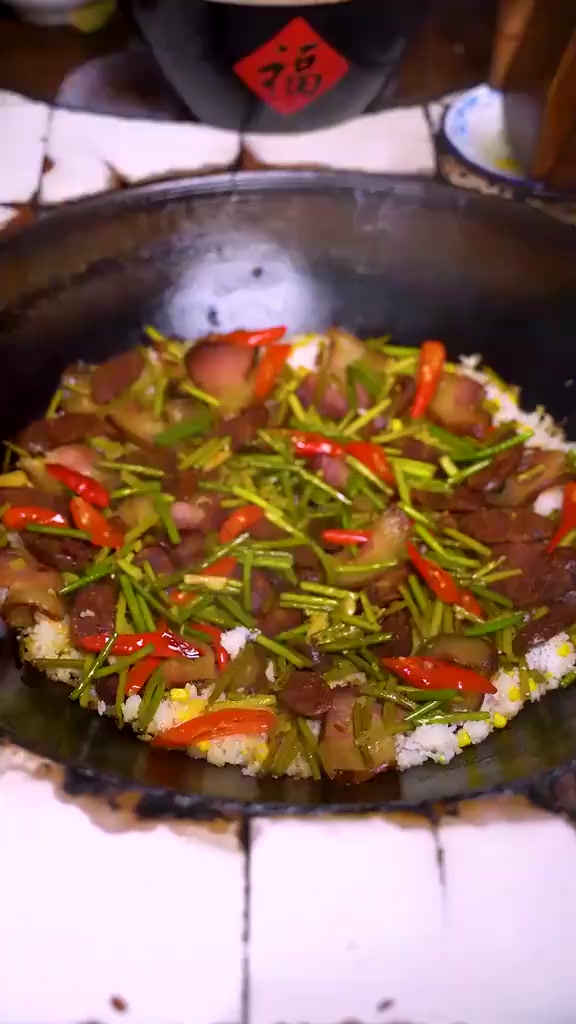 在我们陕南，腊肠和腊肉是必备的传统美食