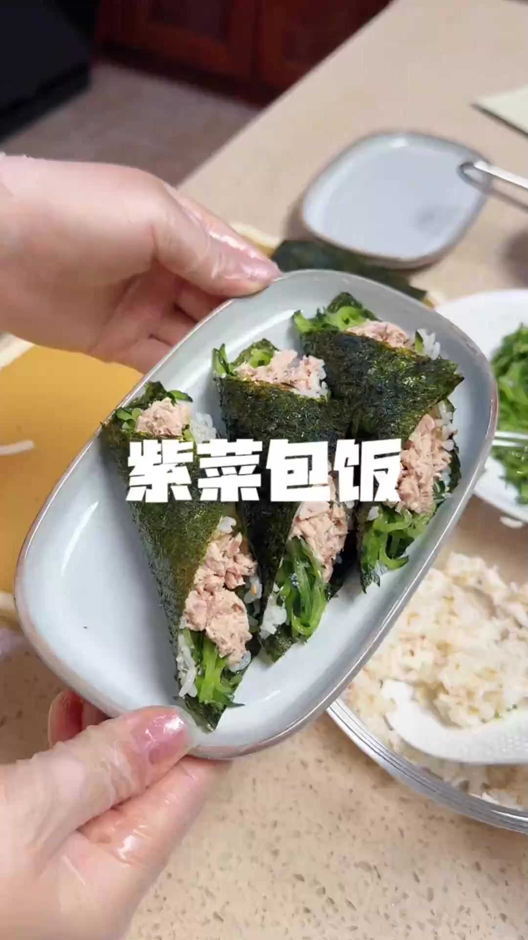 金枪鱼紫菜包饭,虾滑味增汤,丹东草莓