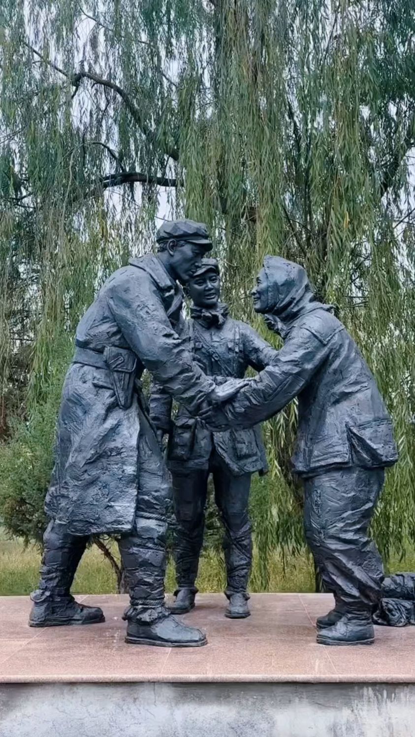 铸铜军民鱼水情雕塑