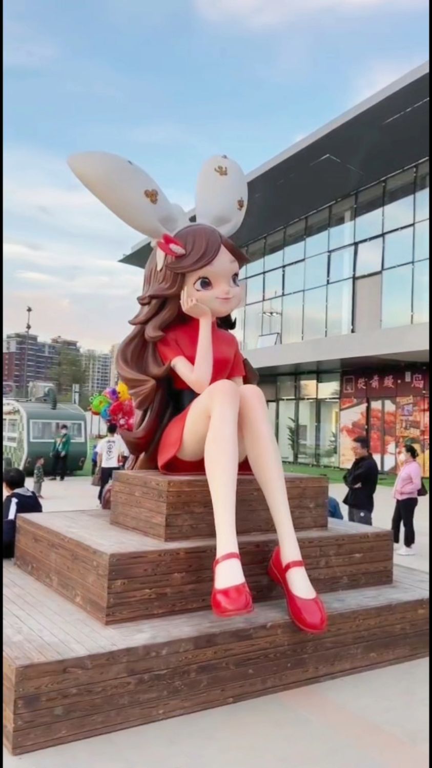 玻璃钢卡通潮玩雕塑厂家