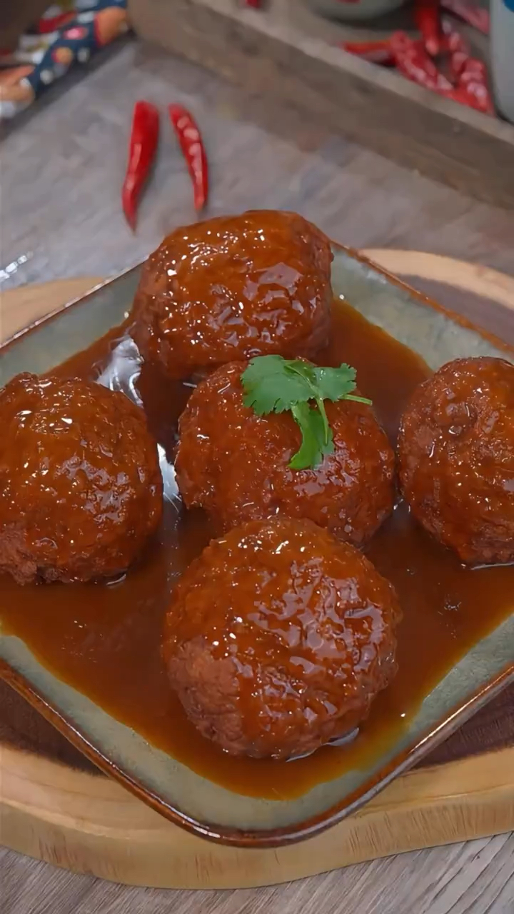 有粉丝问,年夜饭上的红烧狮子头,怎么做才能好吃又入味