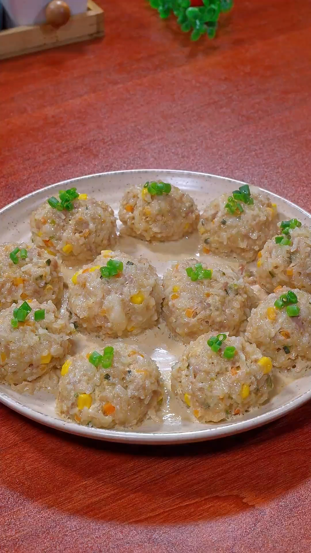 年夜饭的餐桌上做一道这样的糯米丸子,鲜香肉嫩,好看又好吃