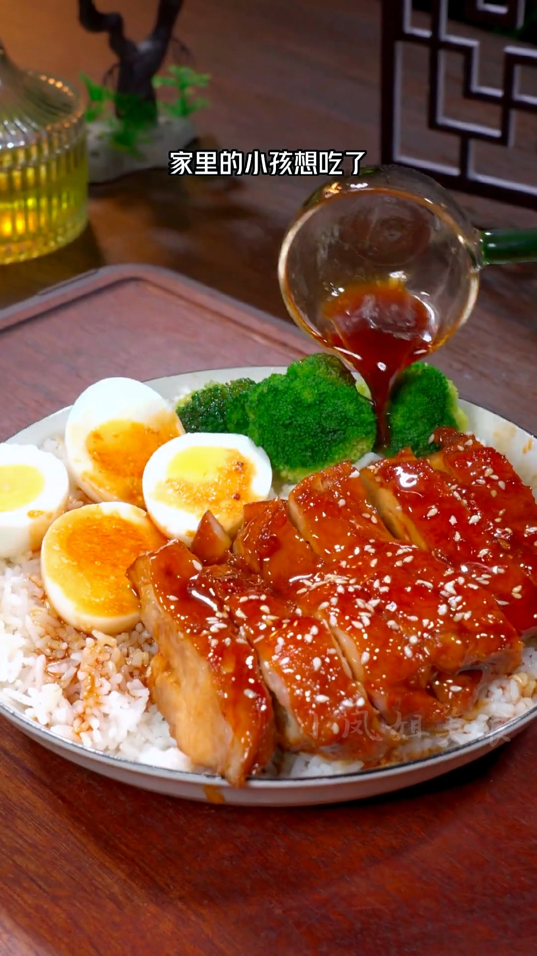 我认为照烧鸡腿最好吃又简单的做法了,鲜嫩多汁,简单两步就搞定