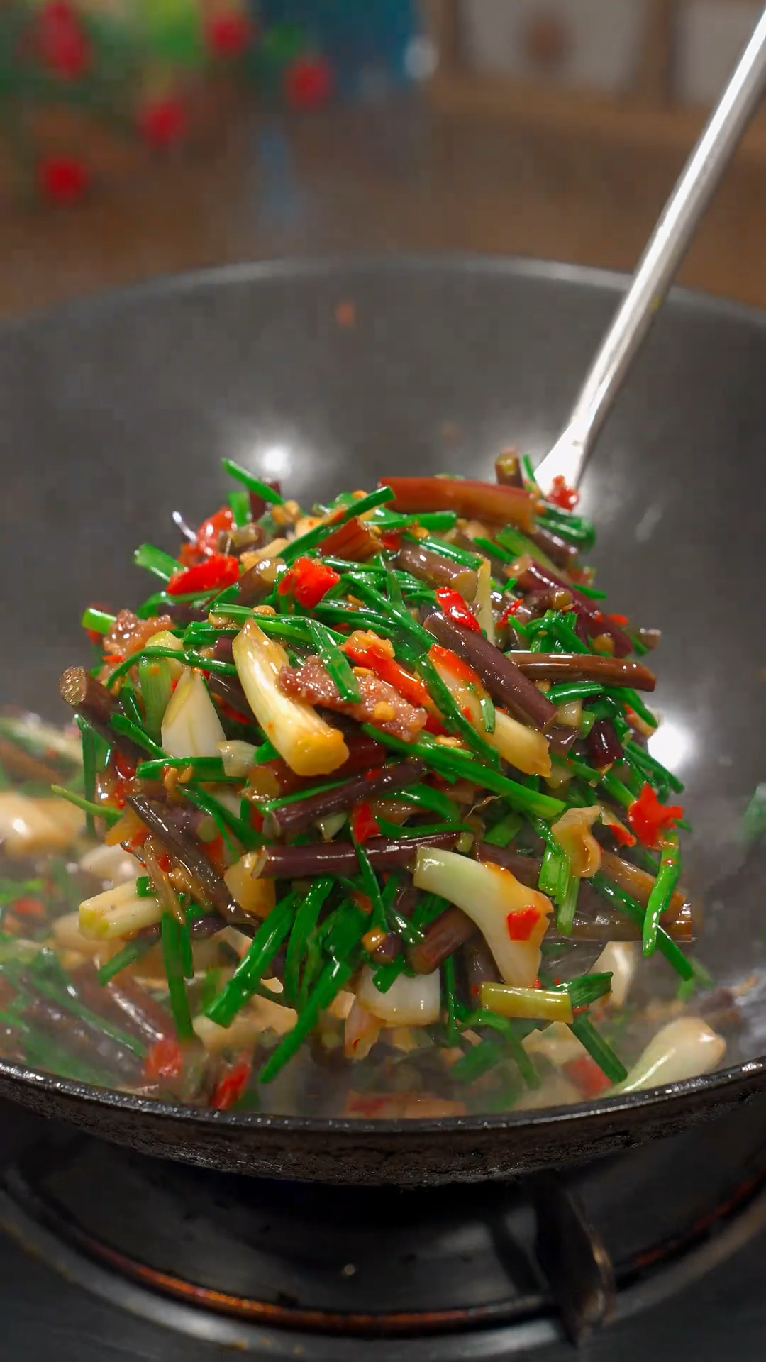 又到了吃蕨菜炒藠头的季节,又香又辣,好吃又下饭