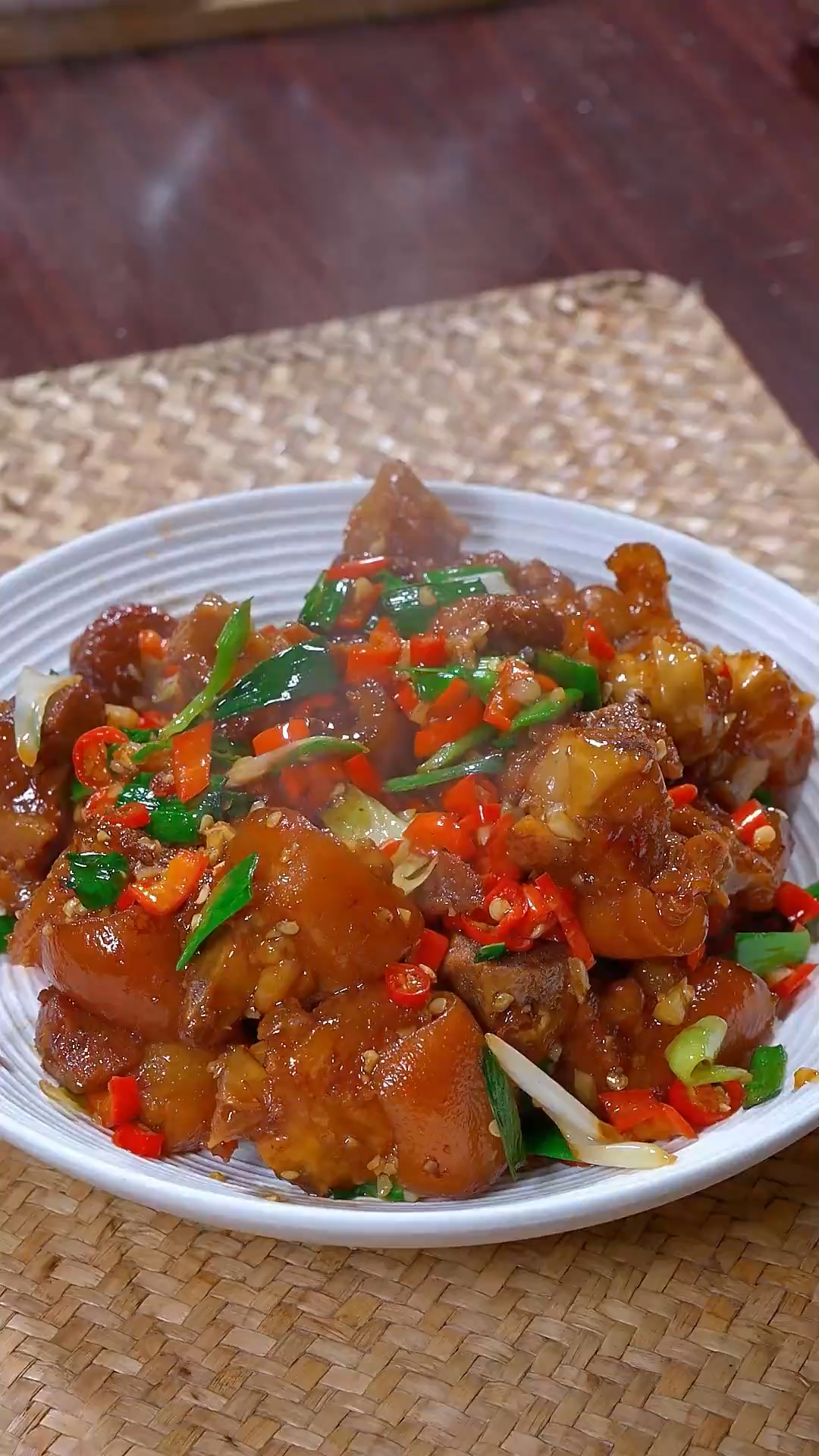 以后猪脚买回来不要只会红烧了,你就像我这样做个辣炒猪脚