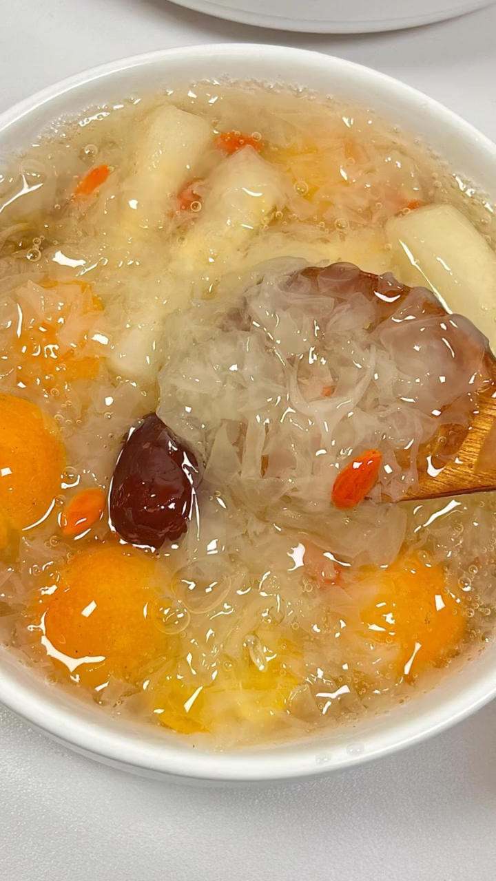 七种银耳羹做法。