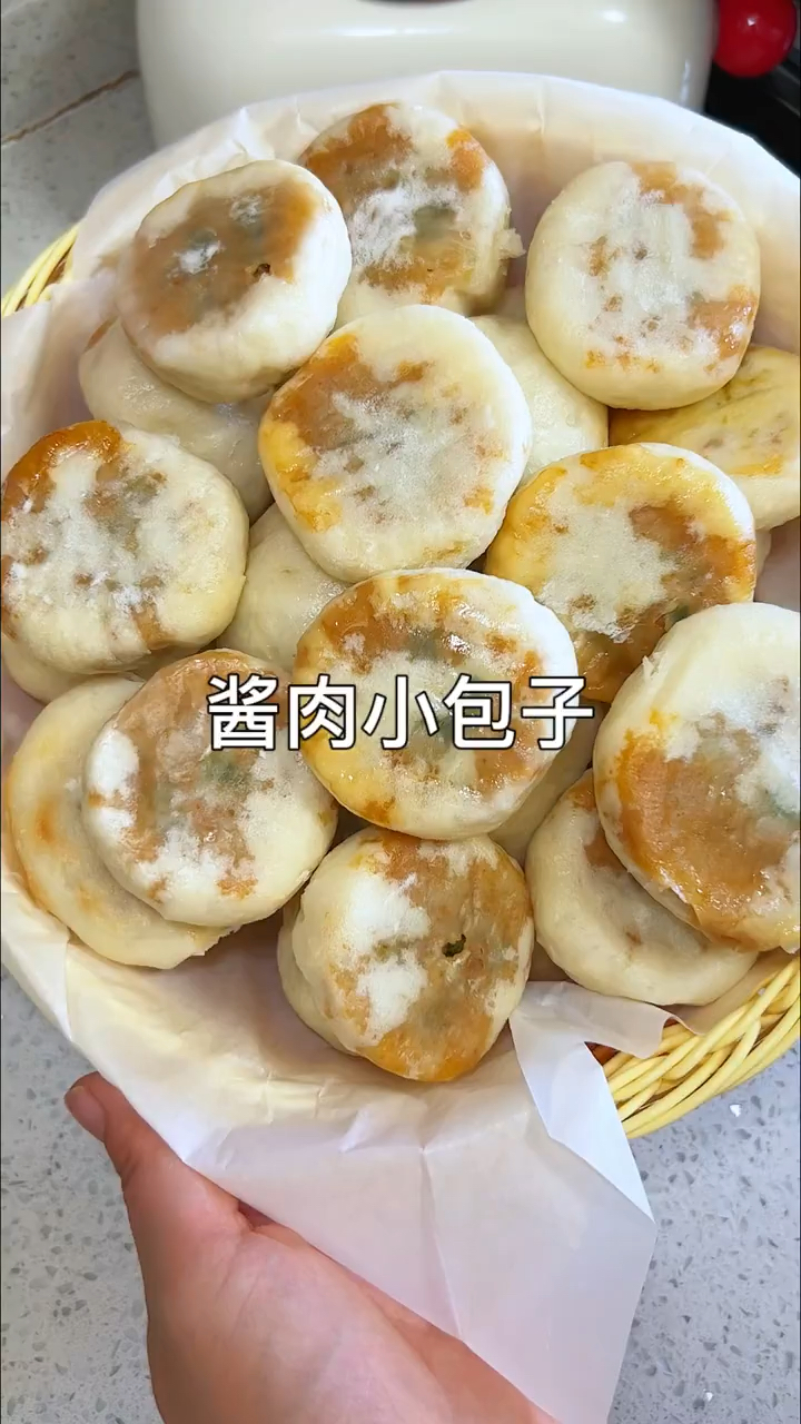 不用揉面不用擀皮，透着油皮的酱肉小包子，蓬松暄软
