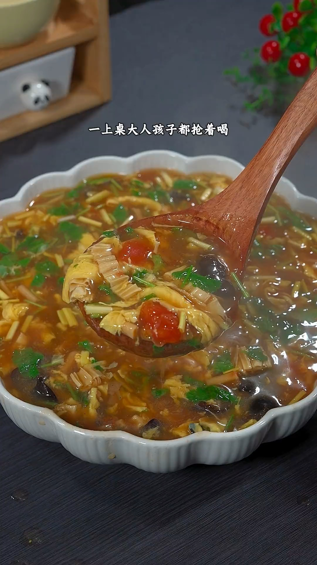 河南宴席上必不可少的一道菜酸辣鸡蛋汤，一上桌大人孩抢着喝