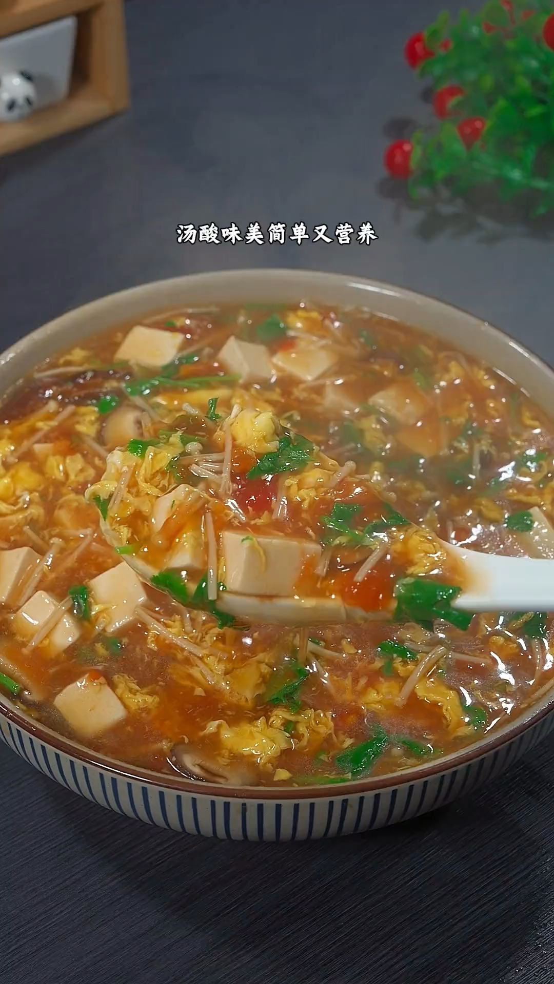 我家三个女儿都特别爱喝这个素菜菌菇汤，所以每周我都会做