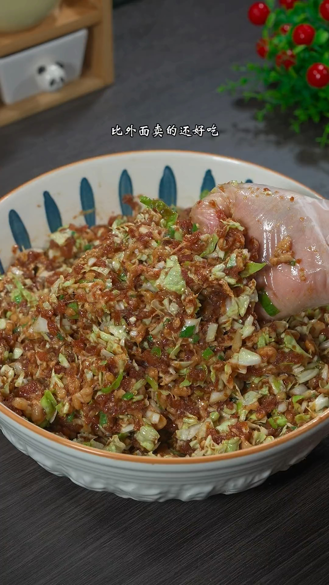 调猪肉白菜馅饺子，白菜千万不要用盐沙水，今天教你个秘诀