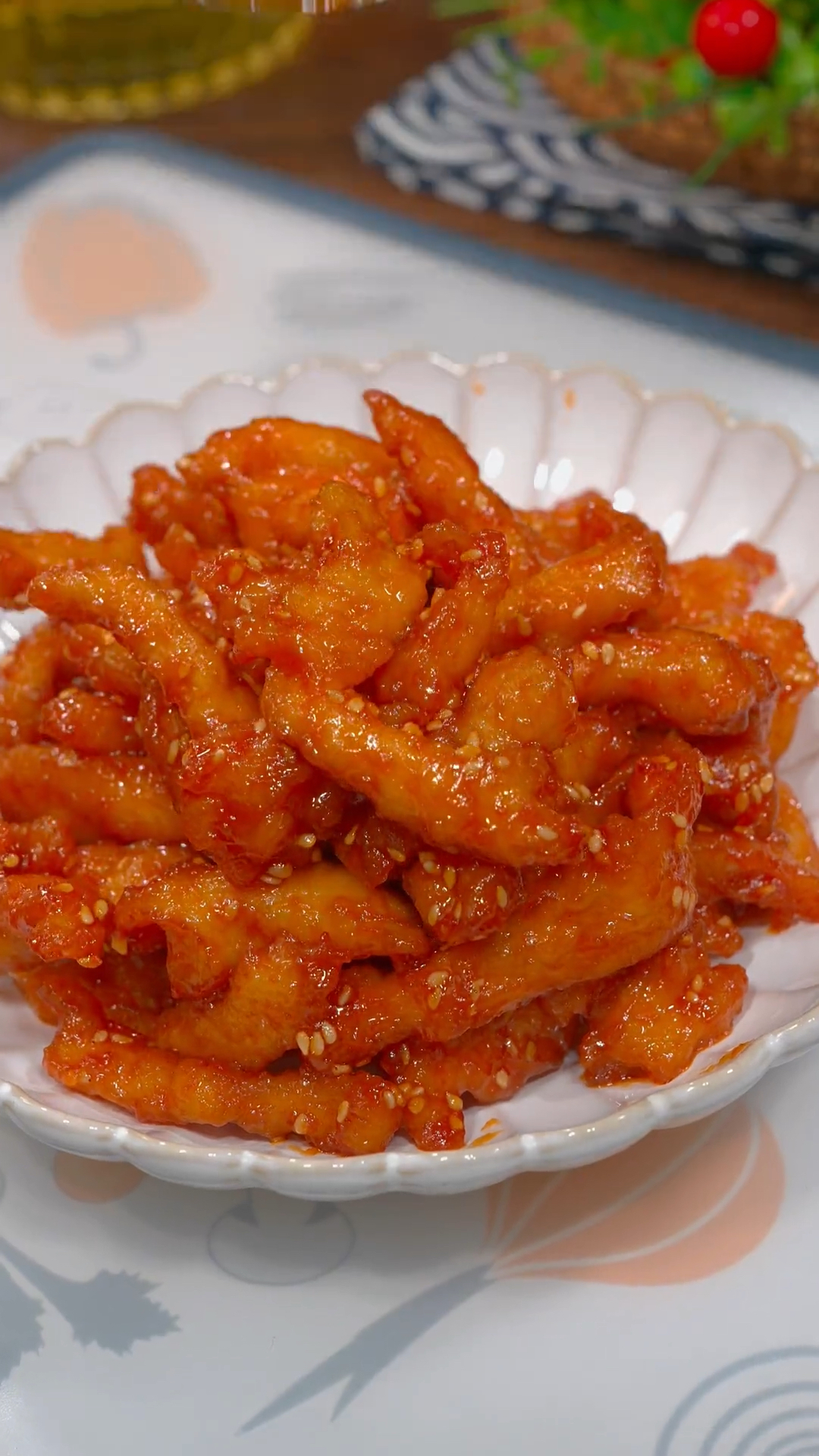 今天用鸡胸肉做了孩子爱吃的糖醋鸡柳，酸酸甜甜的，特别好吃