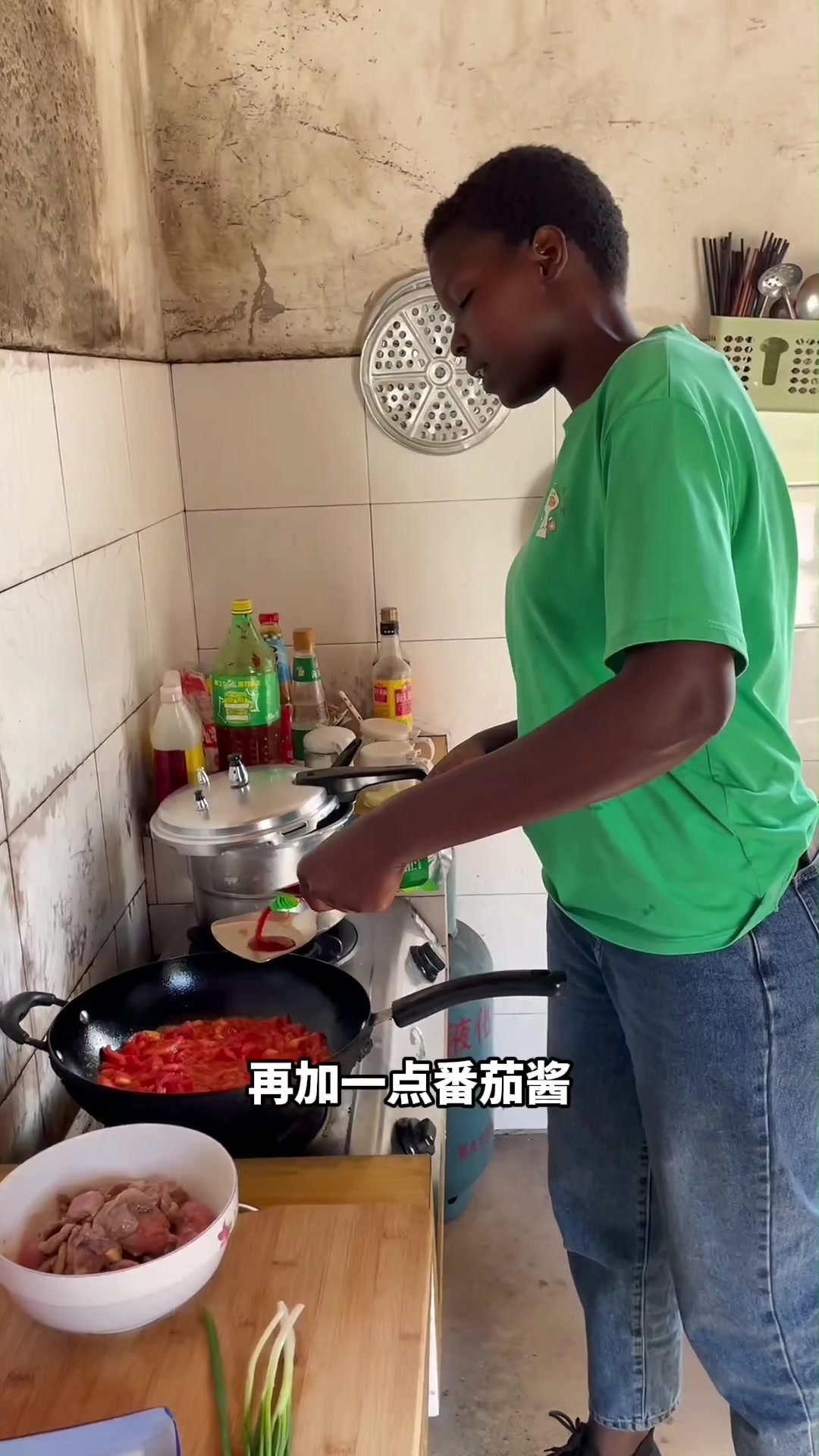 今天跟大哥一起把鸡舍修好，再做个番茄牛肉锅仔