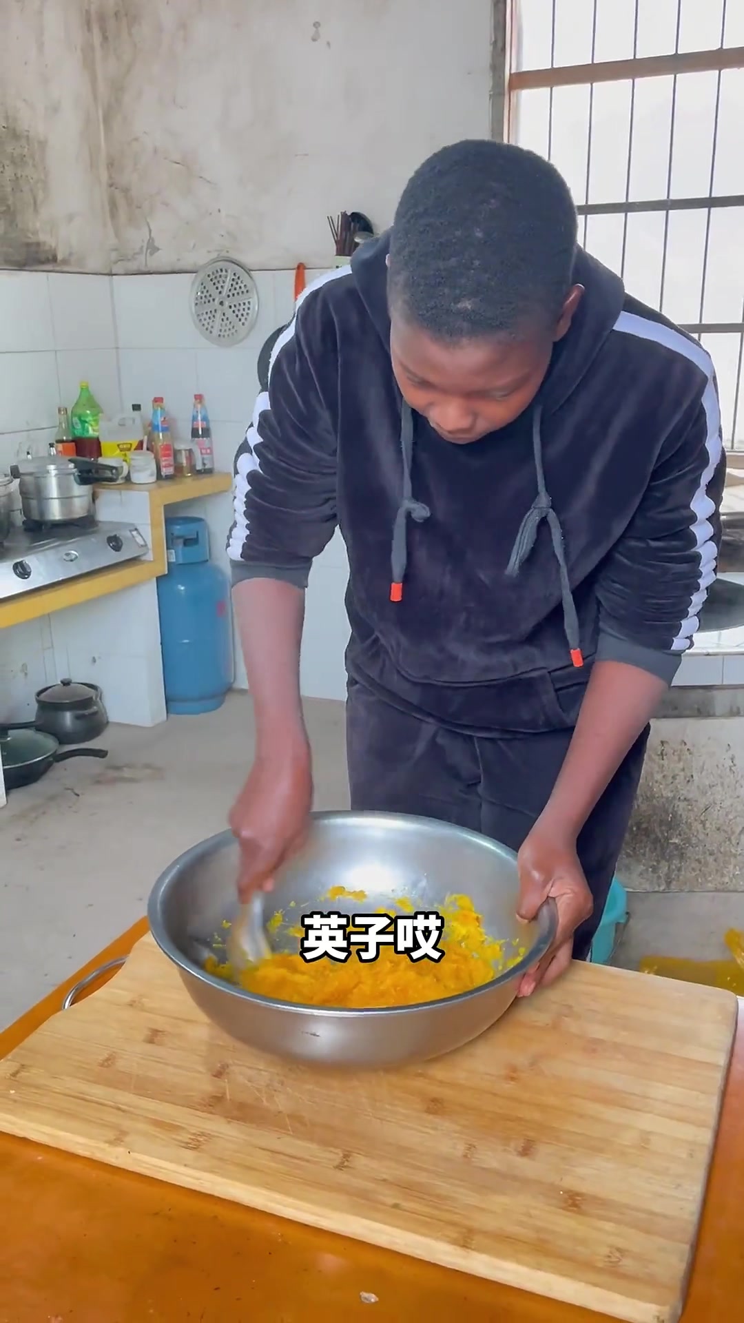用隔壁奶奶家种的老南瓜和闺蜜一起做金黄又松软的南瓜面包