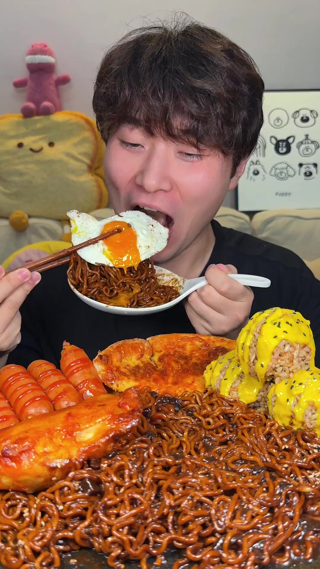 黏糊炸酱面 手枪腿 辣金枪鱼饭团 番茄肉酱披萨 烤肠!