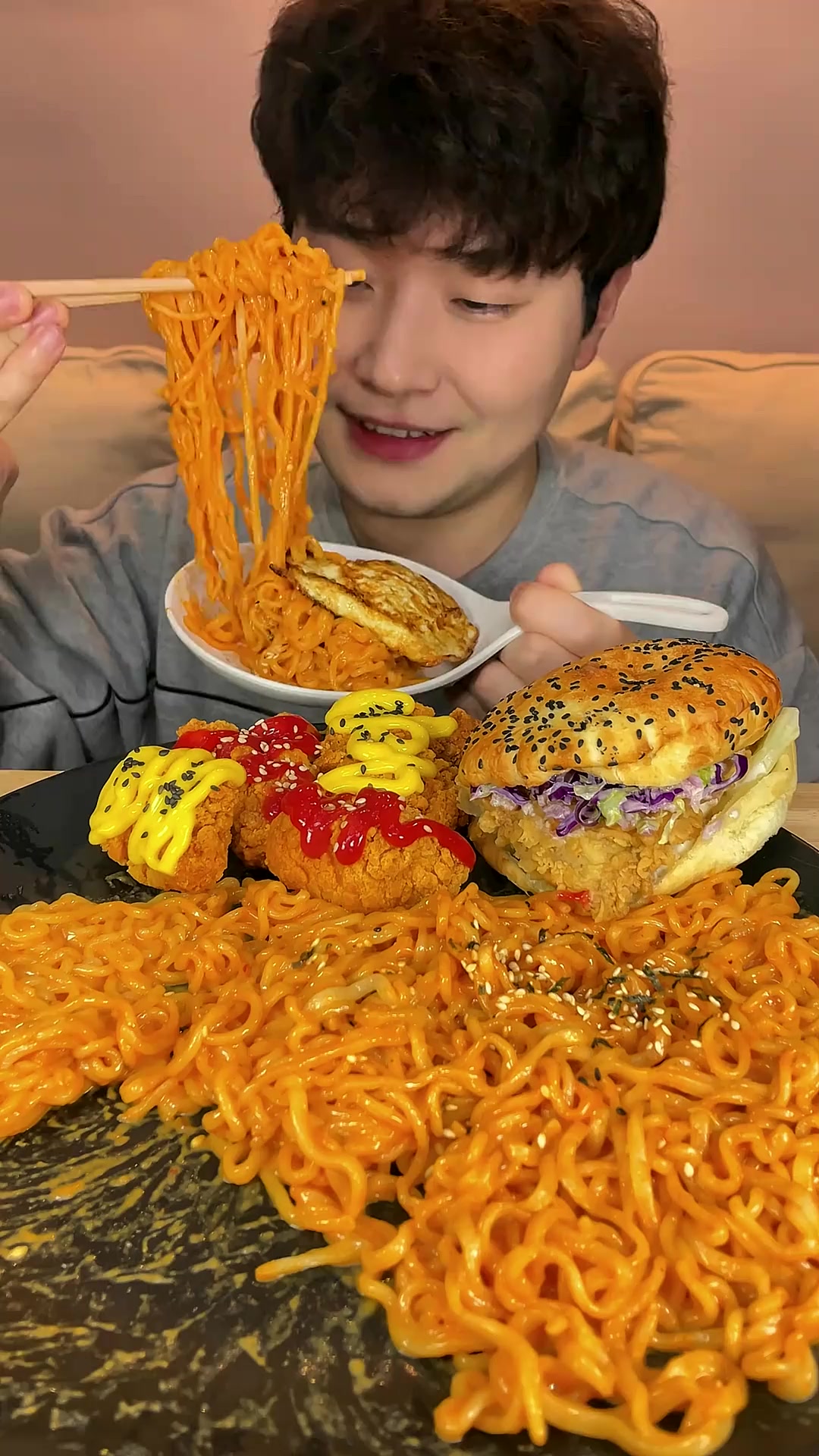 火鸡面 中国汉堡 炸鸡 煎蛋！嘎嘎香