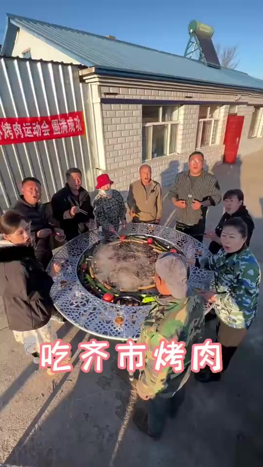 大烤盘首次登场,同时烧烤45斤肉直径达1米6的烤盘你见过吗