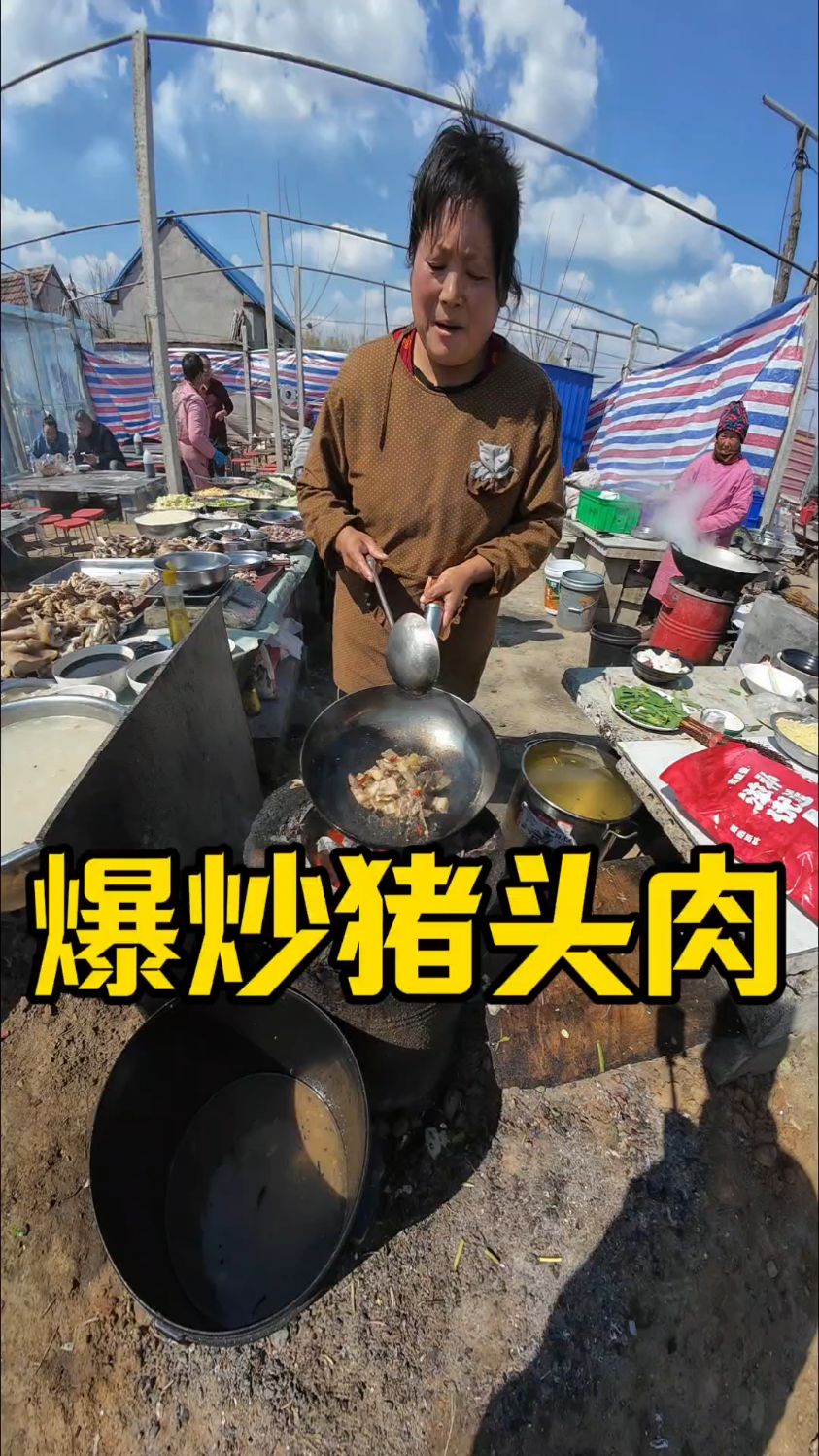 山东大集徐姐卤肉摊,猪头肉炒蒜黄18块钱一份,好吃不贵