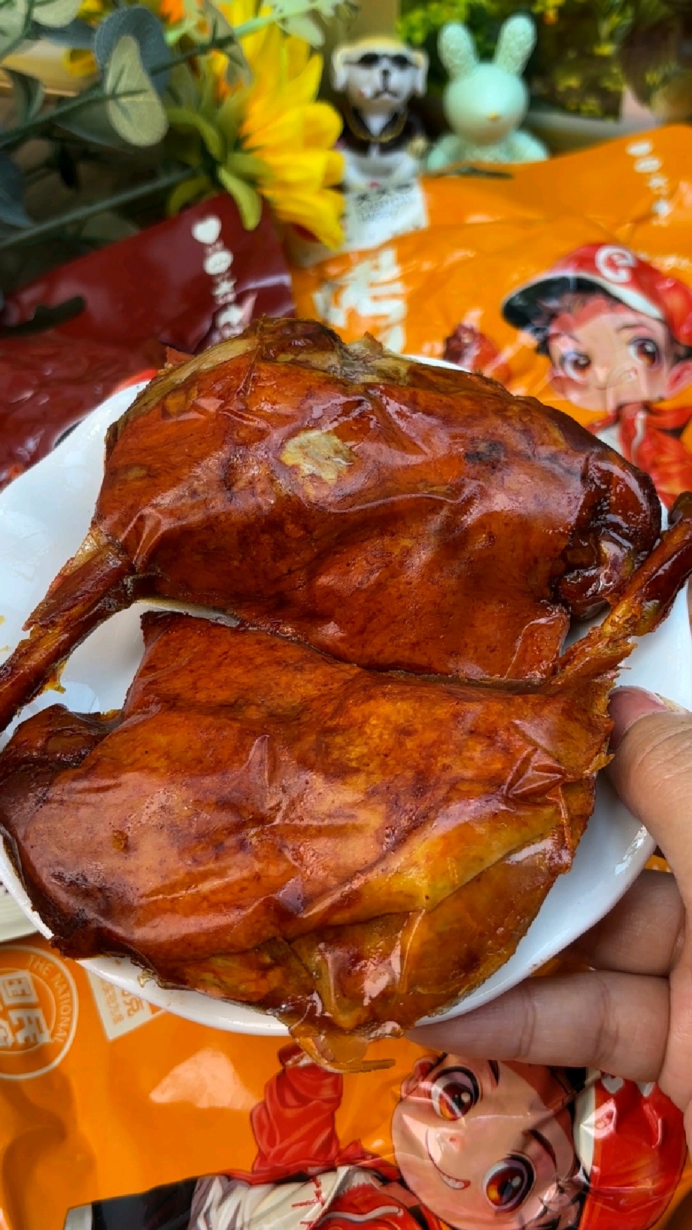晚上追剧饿了,别再吃高热量食品了,来一根烤鸭腿,无负担