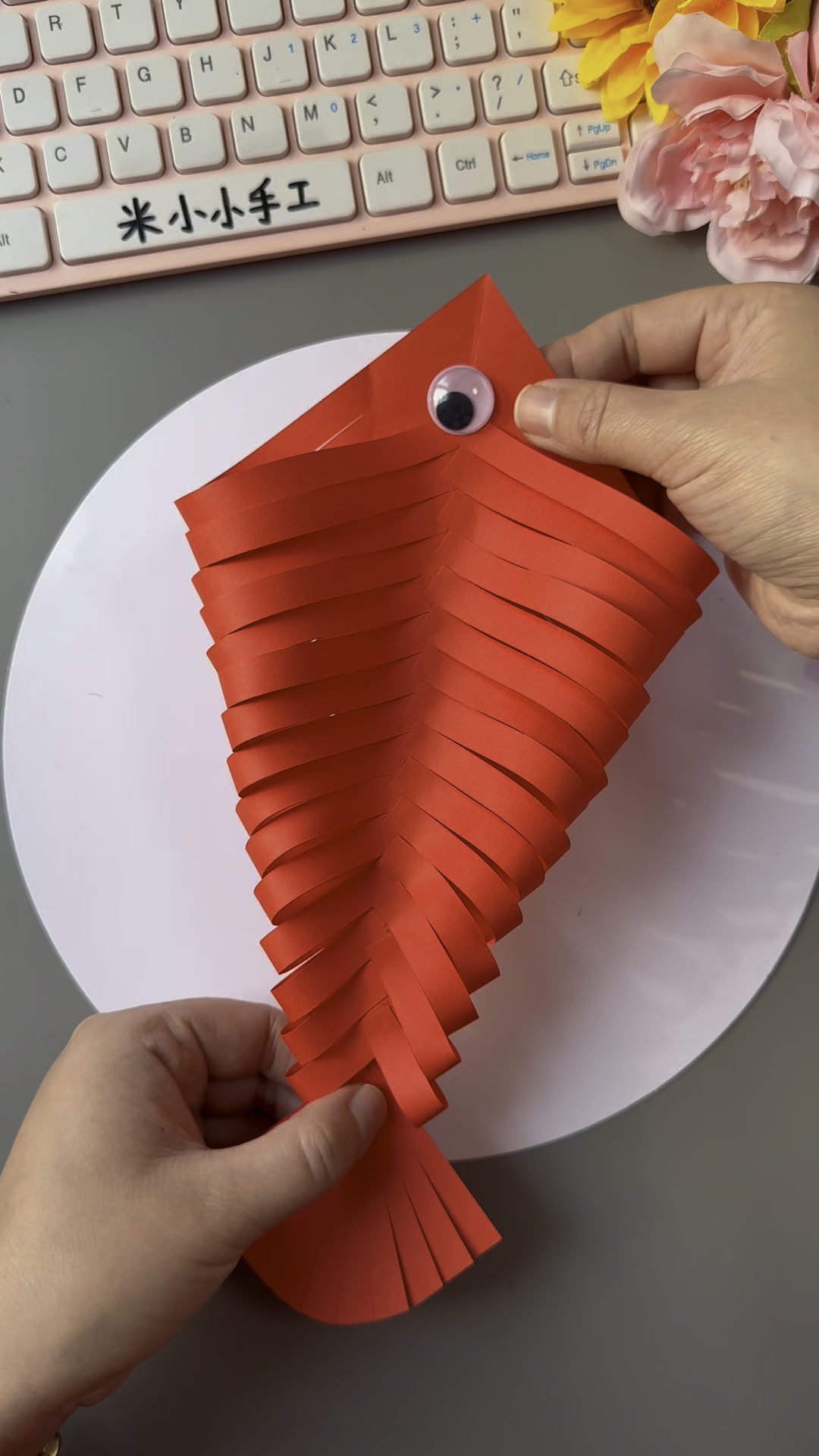 用彩纸做一条立体的鱼#幼儿园手工 #新年手工 #亲子手工