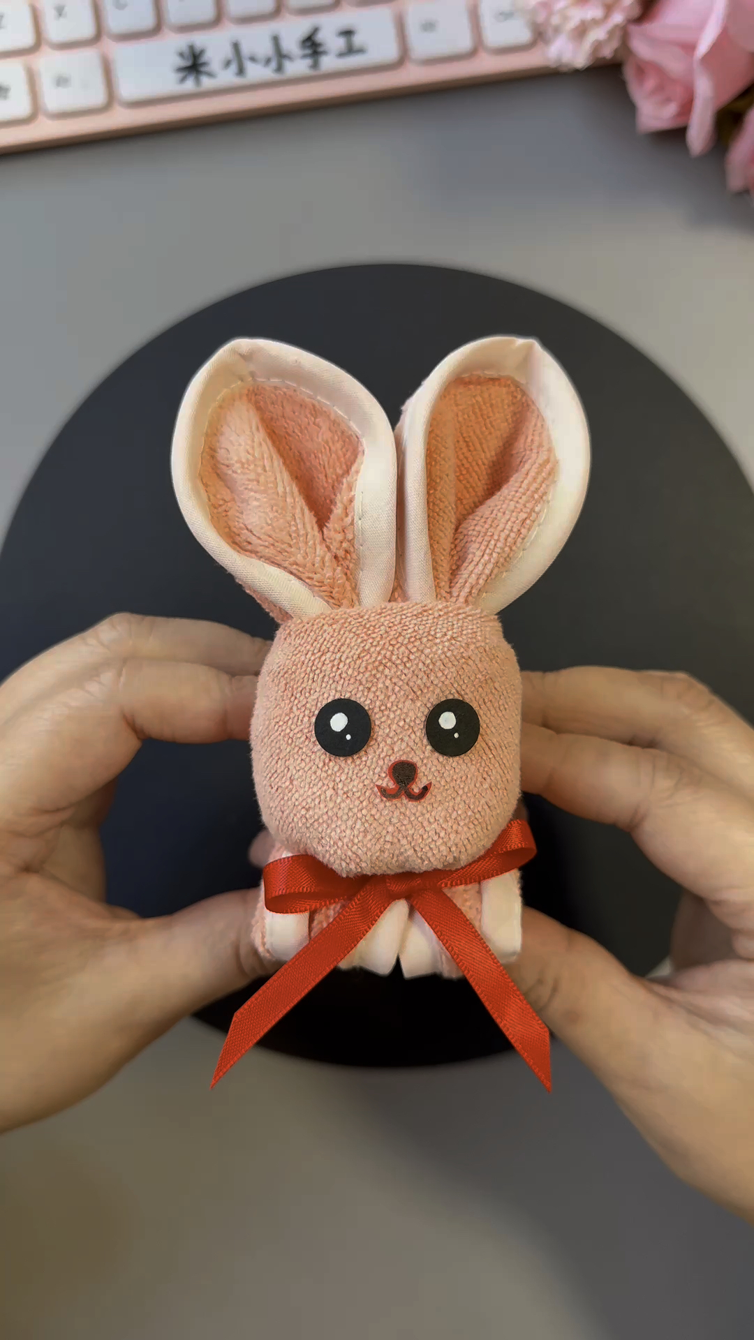 用小方巾做一只可爱的小兔子#亲子手工 #幼儿园手工 #创意手工