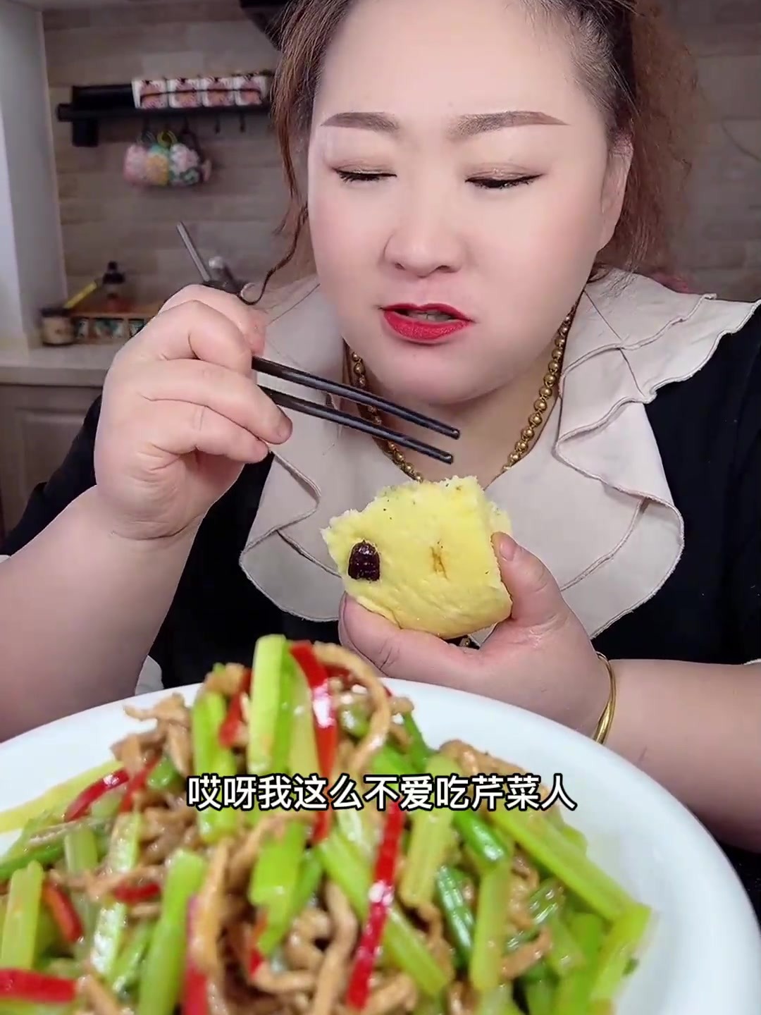 在家炒芹菜到底要不要焯水,怎么做才能好吃又入味呢