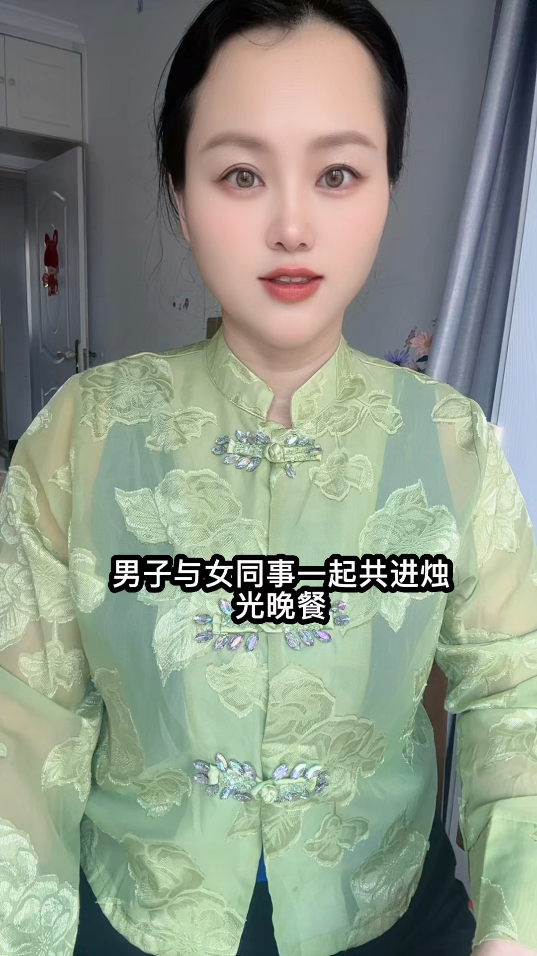 男女共进烛光晚餐