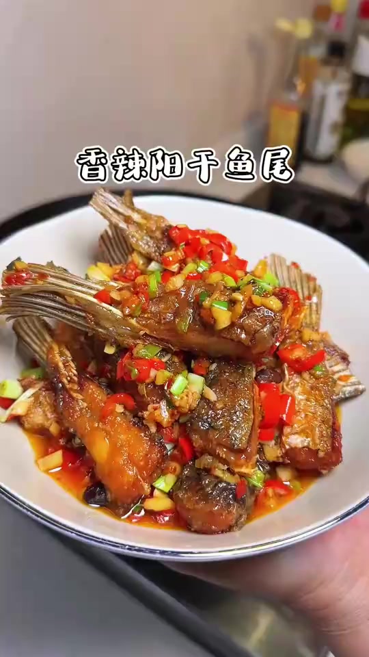 可以当零食吃的香辣阳干鱼尾，肉质紧实，鱼皮软糯有嚼劲