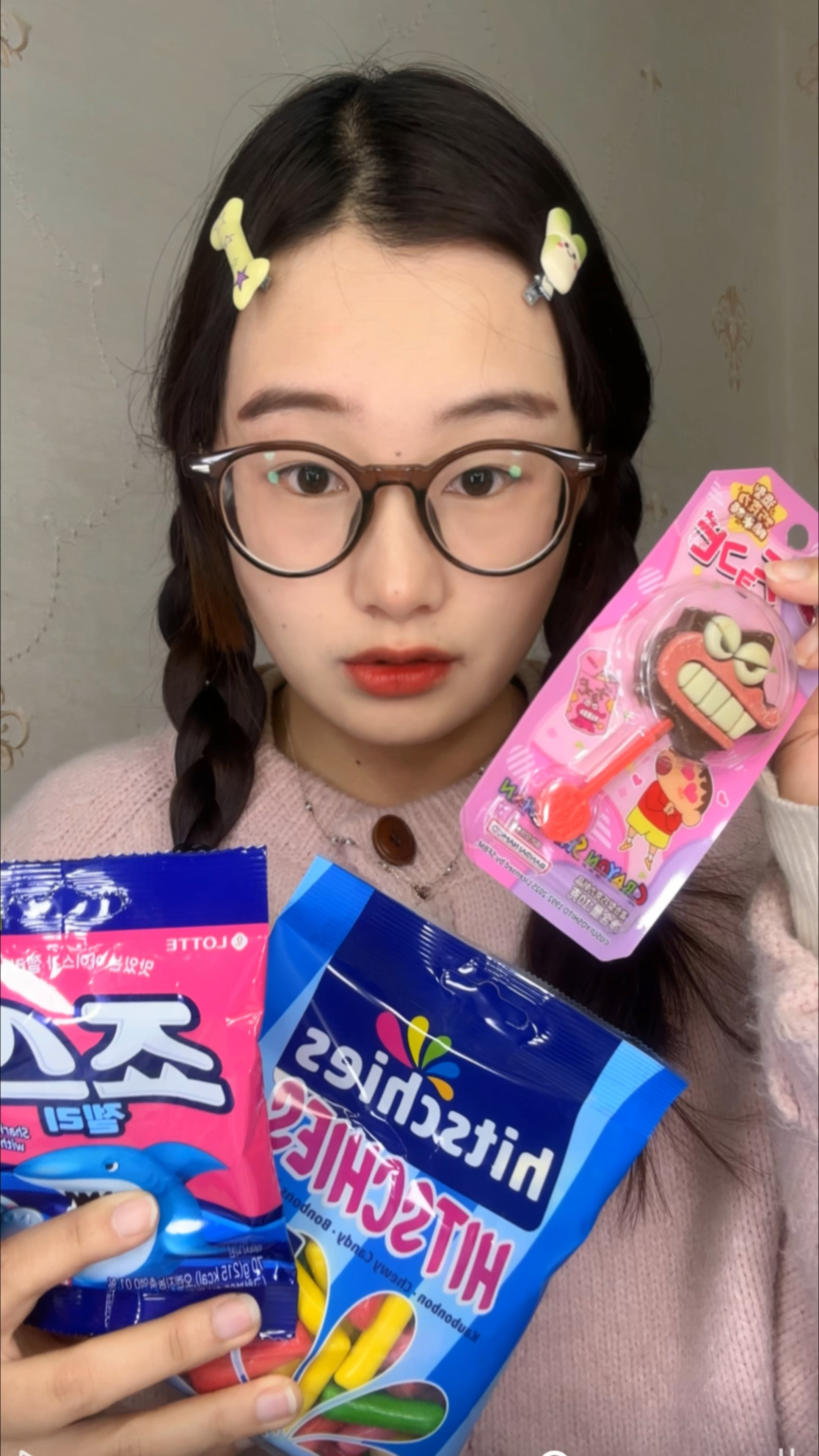 试吃4款网红进口零食,鲨鱼软糖直接爆浆!