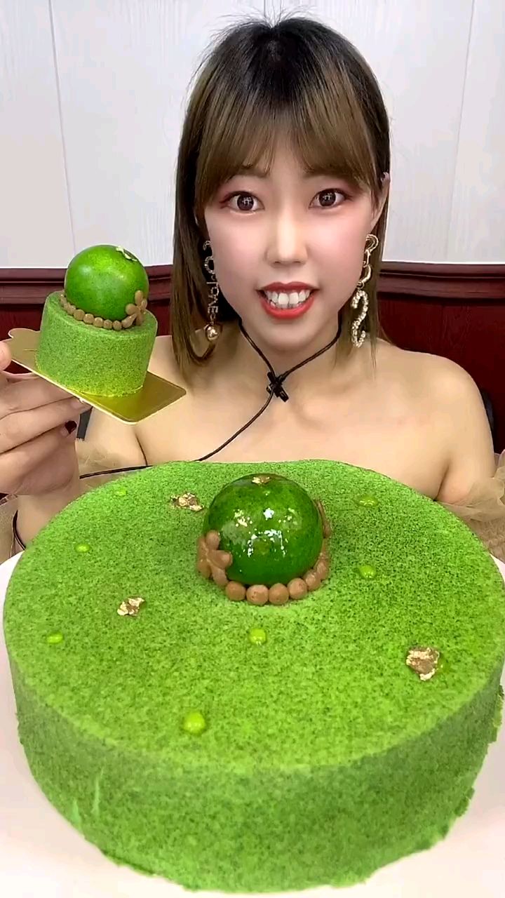 绿色慕斯蛋糕来咯 吃了甜食吃的多会开心