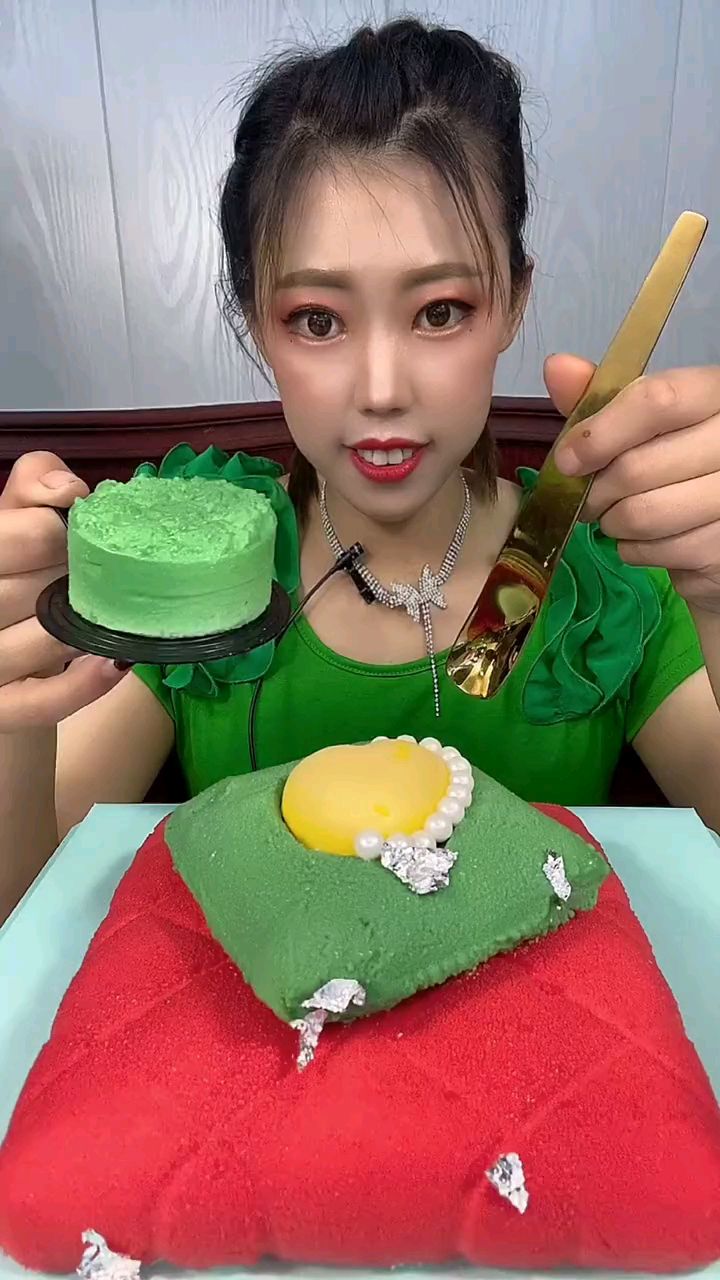 绿色抹茶慕斯蛋糕来咯 吃了甜食会开心