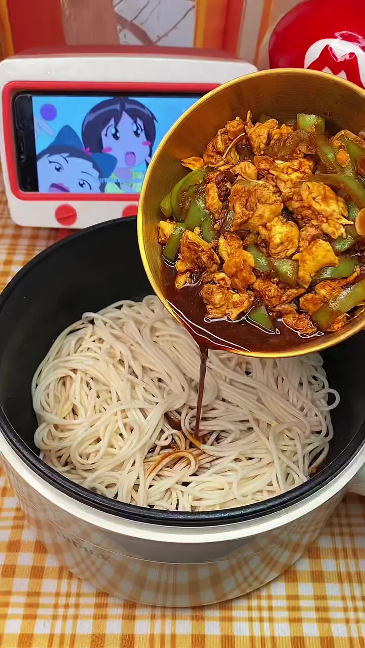 青椒鸡蛋拌面真的巨好吃，做法也简单