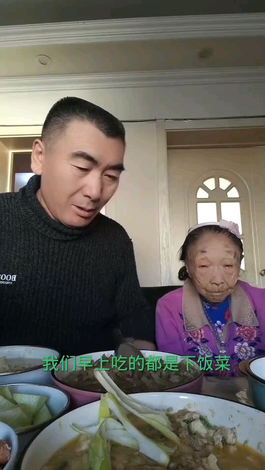 满桌子都是下饭的菜，你想吃吗