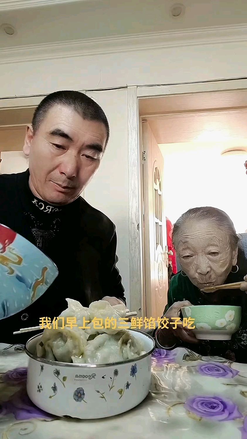 我们早上吃的是三鲜馅大饺子