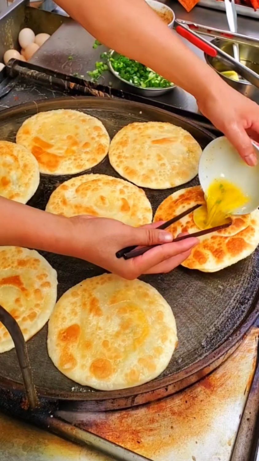 街边特色小吃鸡蛋灌饼