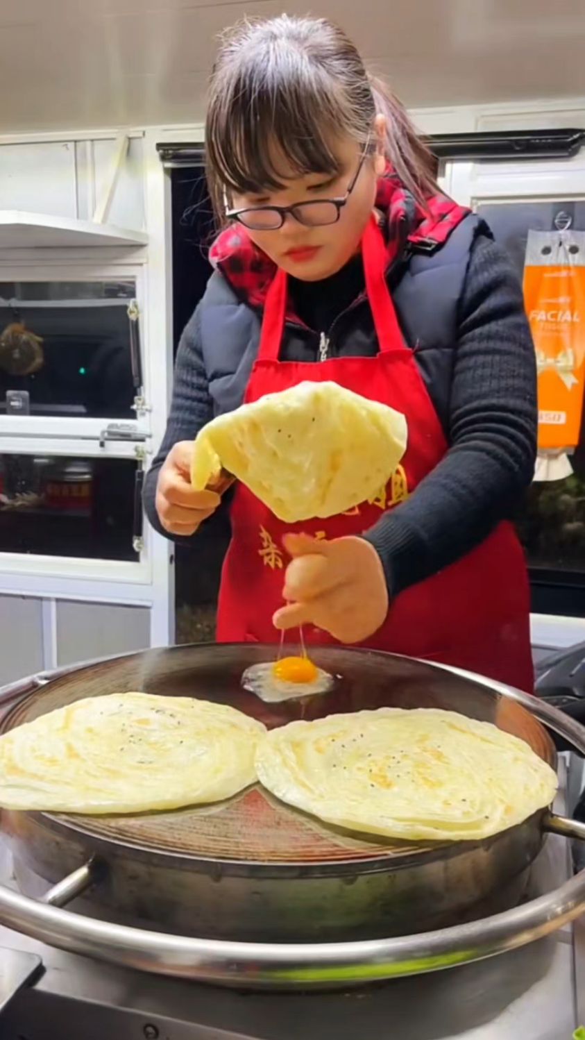 制作特色鸡蛋饼做法