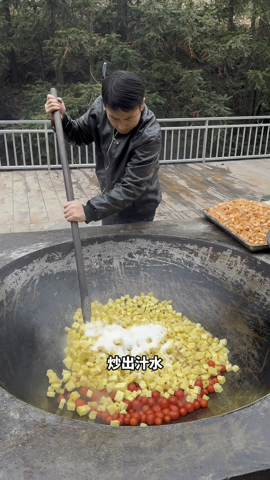大锅水果炒饭加上豆腐饼,人间美味!