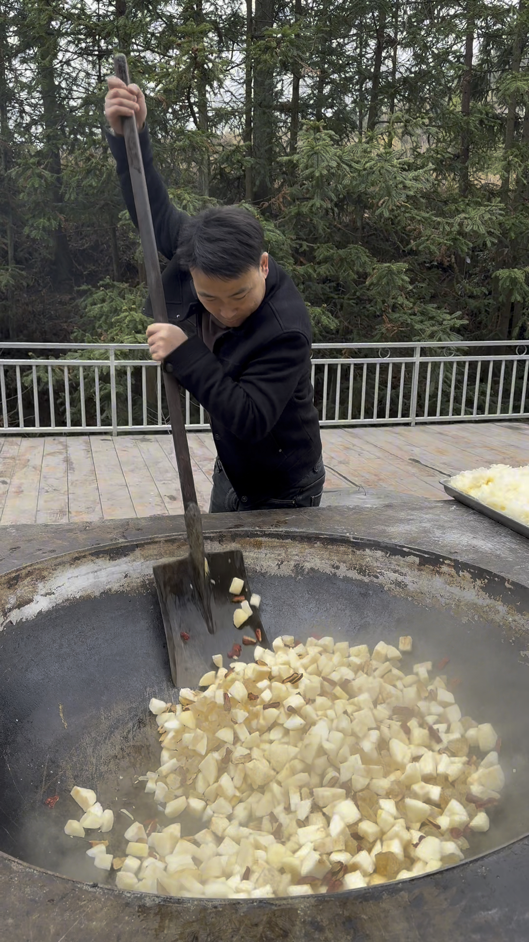 大锅冰糖雪梨银耳莲子汤,沁甜滴!给八哥们祛祛火
