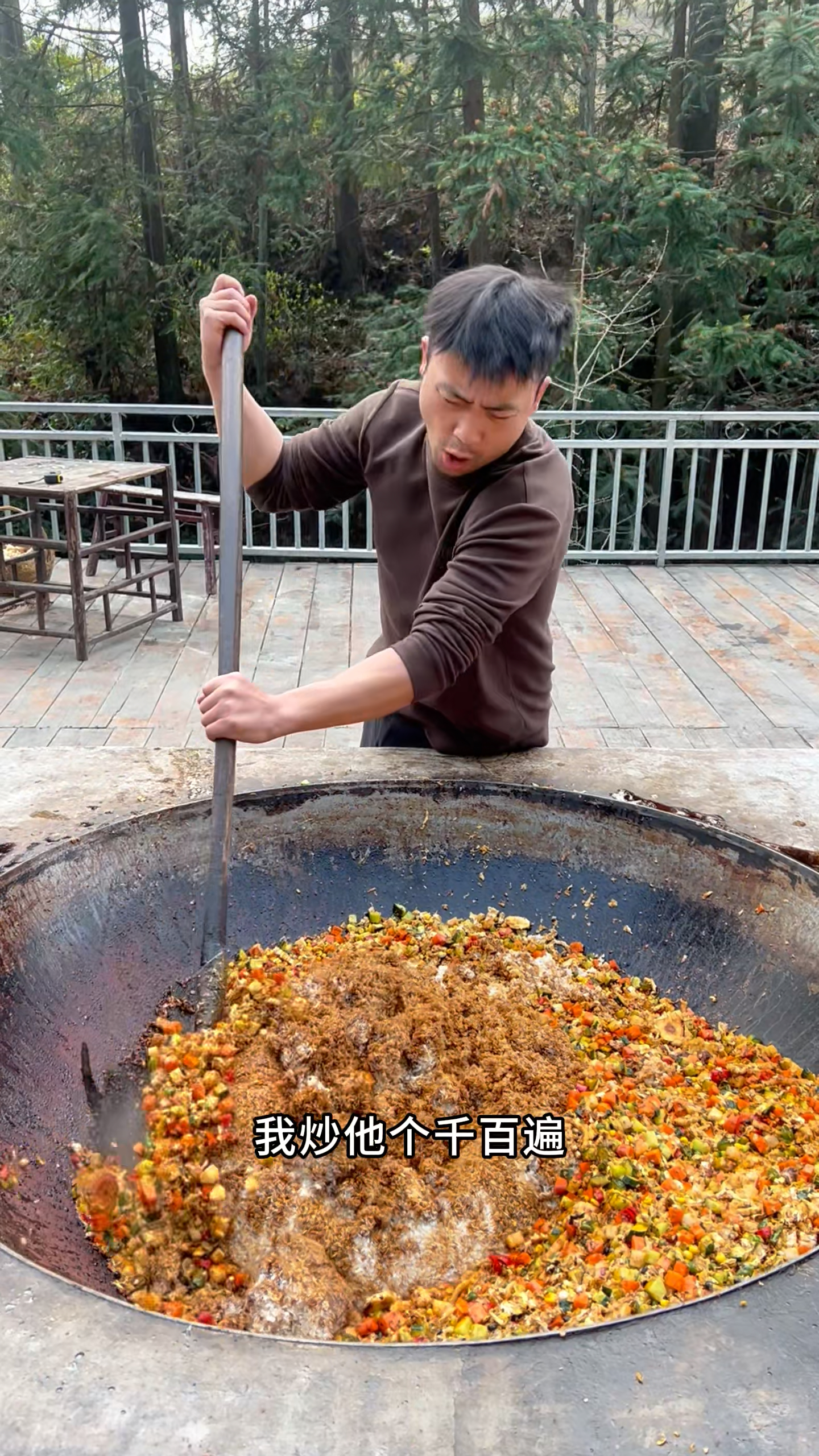 春暖花开,来个双椒火腿蛋炒饭,再做几个竹花瓶插个花,舒坦!