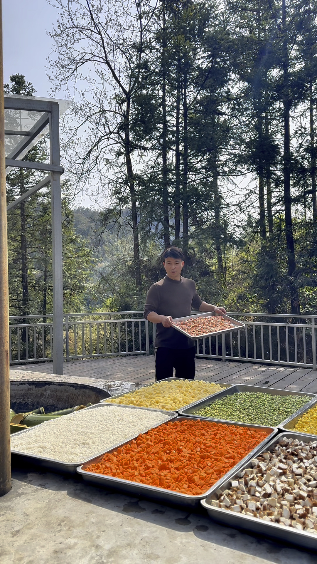 给八哥来个虾仁五彩竹筒饭,自己搞个椿煎蛋,乡村的生活就是舒坦