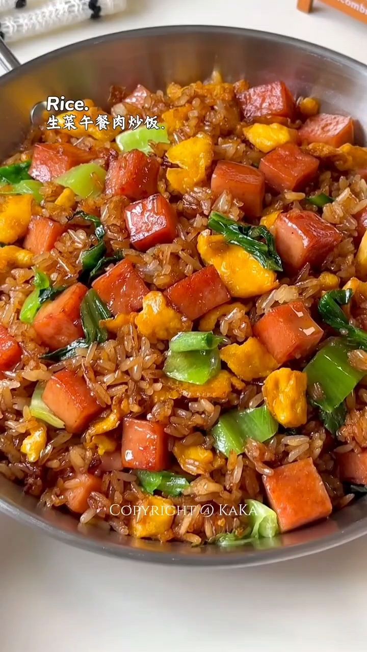 生菜午餐肉炒饭！咸香清爽，剩米饭就这么做，这么好吃的炒饭