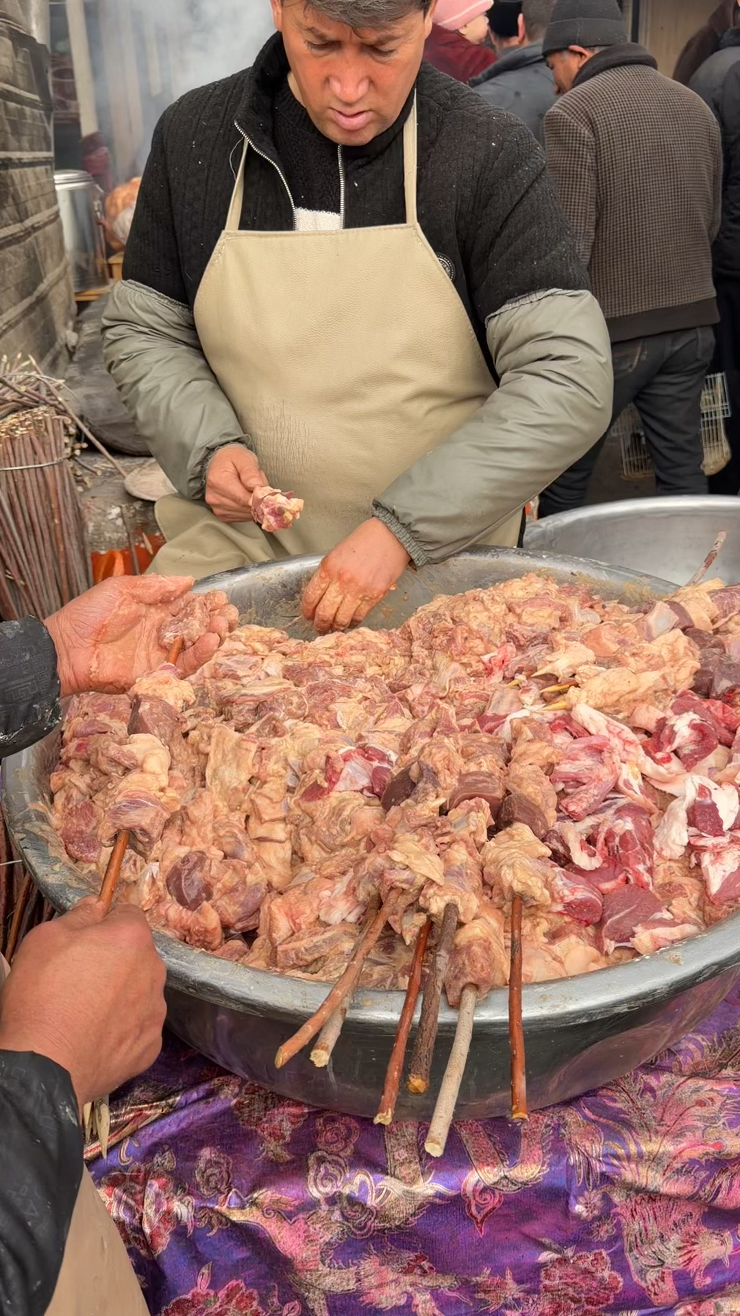 新疆喀什吃红柳羊肉串,10元一串,红柳的清香新鲜的羊肉,好吃