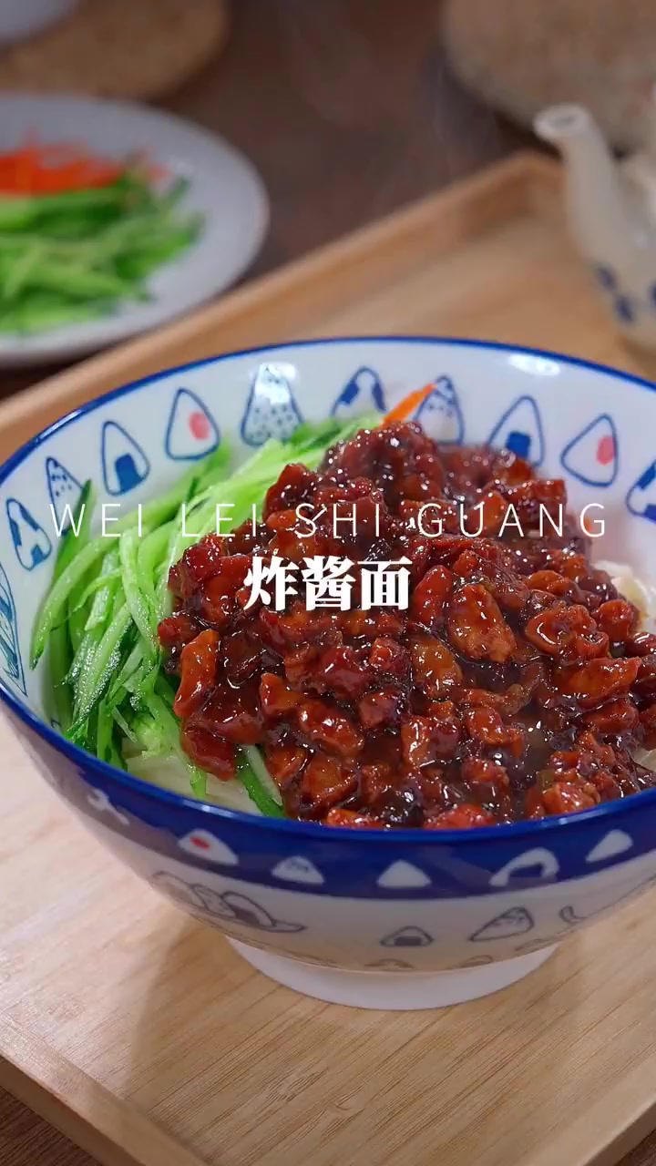 超好吃的炸酱面做法，酱汁浓郁面条筋道，好吃到没朋友！