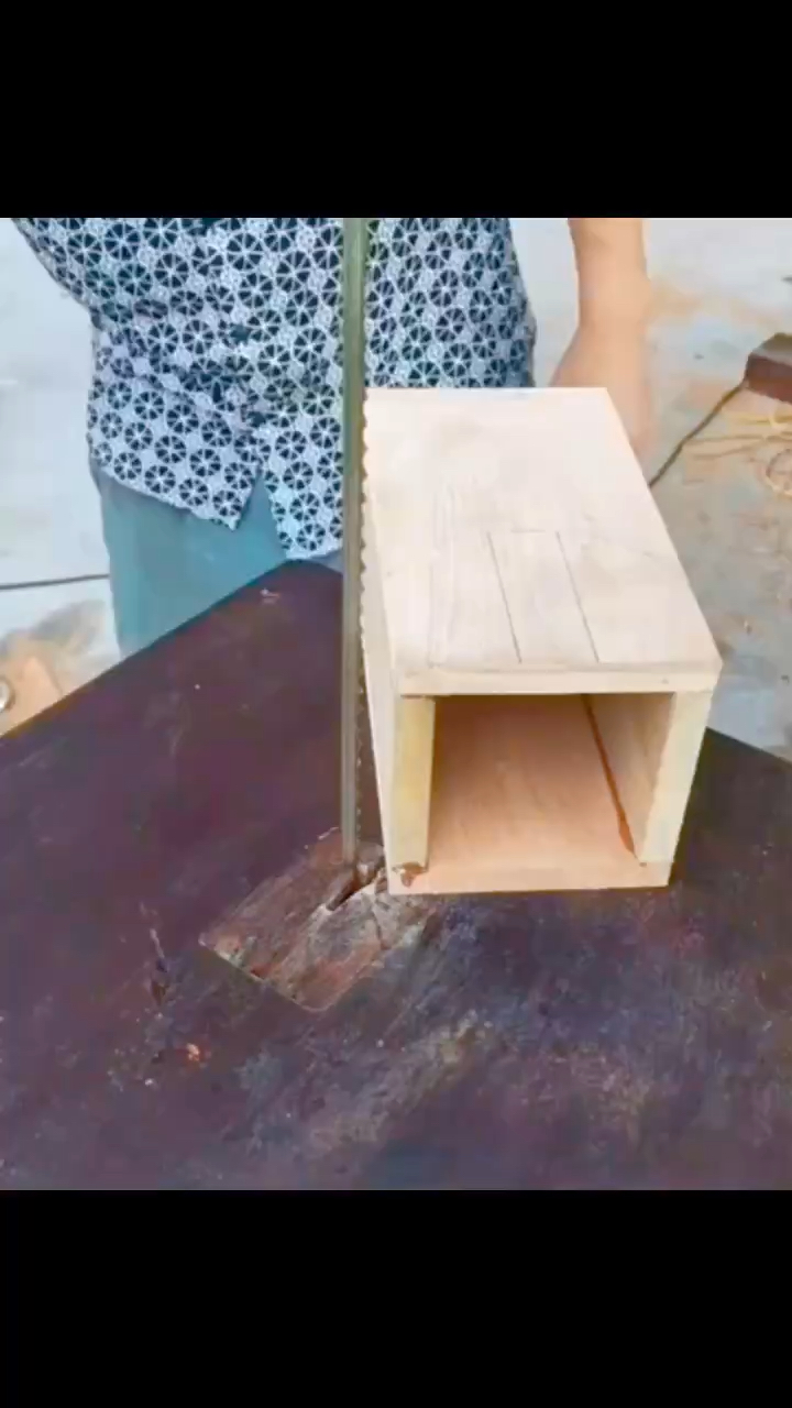 利用模具切割木料做榫头