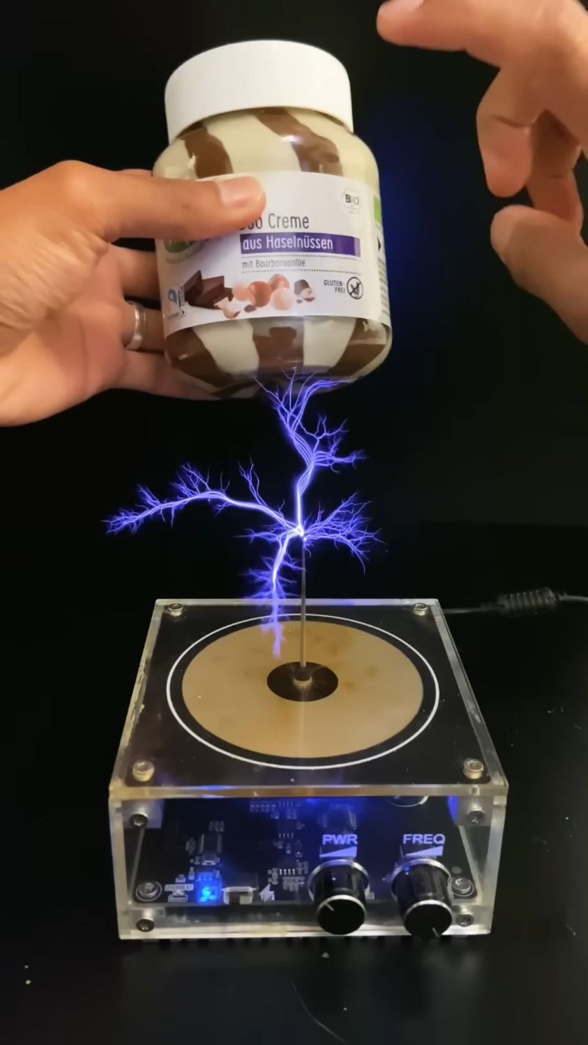 今天电一罐花生酱面包