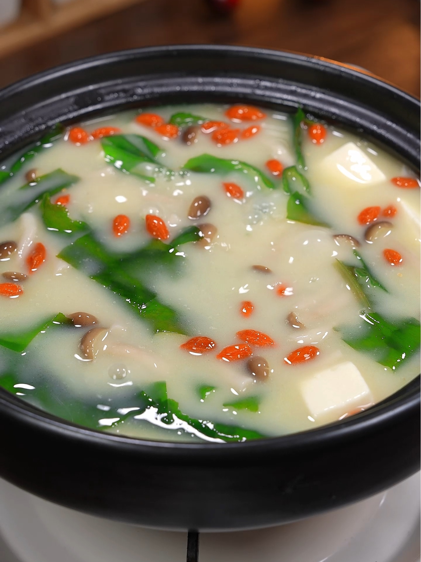 鲫鱼汤怎么做才能汤鲜奶白营养丰富,三十秒告诉你!