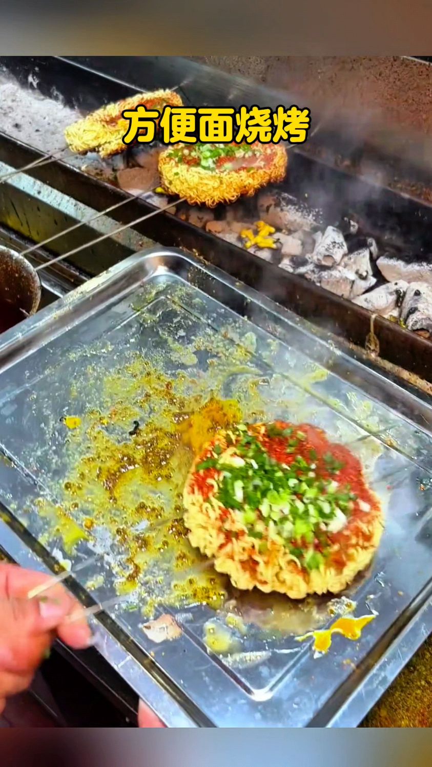 四川的烧烤摊上,方便面也是烧烤材料 #老一辈做饭才叫香