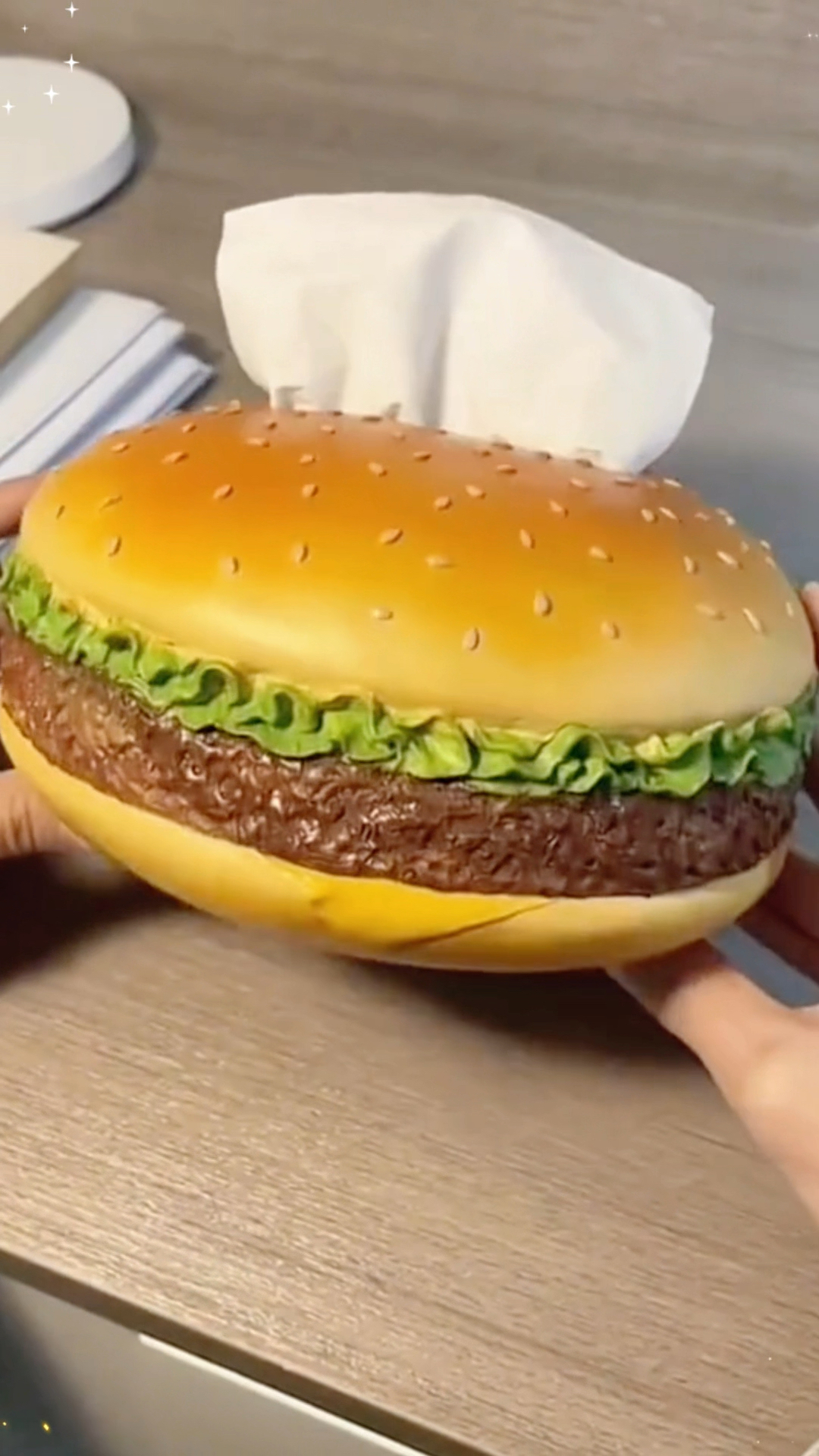 把纸巾盒设计成汉堡的样子，既实用又美观，放在家里特别有特色